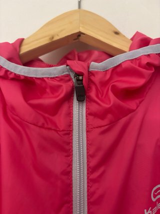 Chaqueta impermeable fucsia