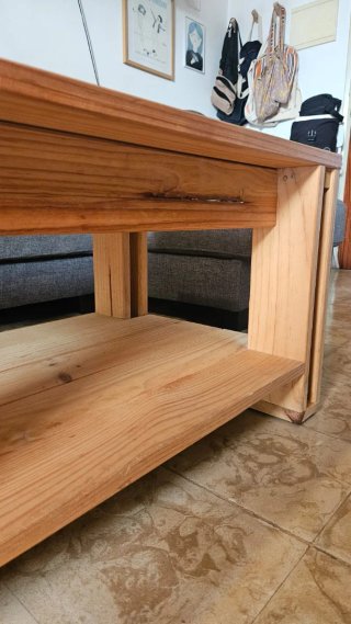 Mesa auxiliar de madera rústica