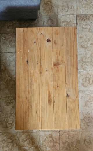 Mesa auxiliar de madera rústica