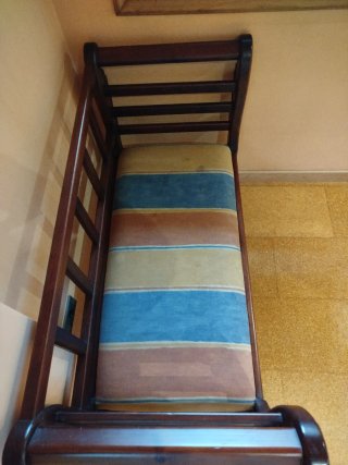Banco de madera tapizado