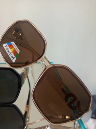 Gafas de sol polarizadas Dior negras y doradas