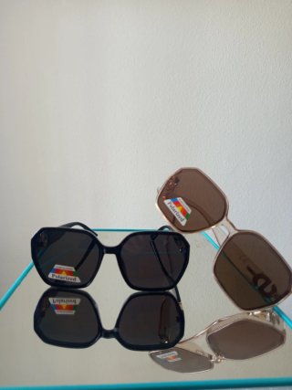 Gafas de sol polarizadas Dior negras y doradas