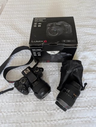 Panasonic Lumix G80M con objetivos y flash