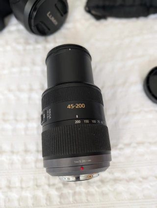 Panasonic Lumix G80M con objetivos y flash
