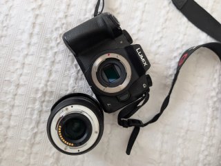 Panasonic Lumix G80M con objetivos y flash