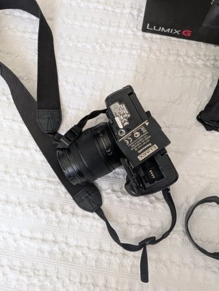 Panasonic Lumix G80M con objetivos y flash