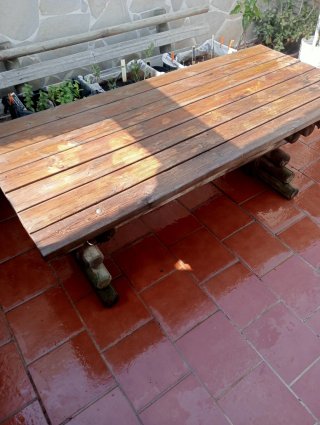 MESA DE MADERA MACIZA PARA JARDÍN.