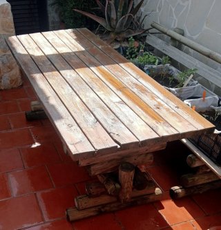 MESA DE MADERA MACIZA PARA JARDÍN.