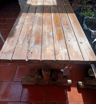 MESA DE MADERA MACIZA PARA JARDÍN.