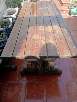 MESA DE MADERA MACIZA PARA JARDÍN.