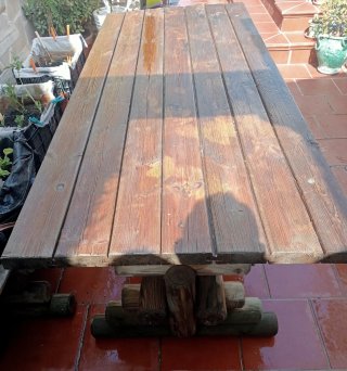 MESA DE MADERA MACIZA PARA JARDÍN.
