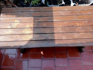 MESA DE MADERA MACIZA PARA JARDÍN.