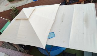 Carpa de tela beige y azul