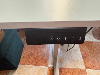 Mesa eléctrica regulable en altura