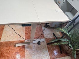 Mesa eléctrica regulable en altura