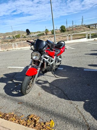 Suzuki SV 650 Naked Roja