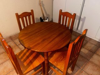 Mesa redonda extensible con 4 sillas