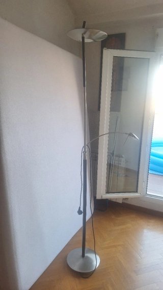 Lámpara de pie moderna plata y madera.