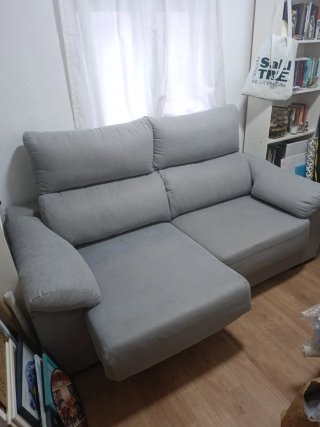 Sofá extensible Grisclaro 1 año.Vendo por mudanza.
