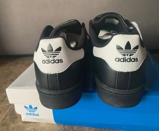 Adidas Superstar Negras con Dorado