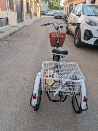 Triciclo con cesta delantera y trasera