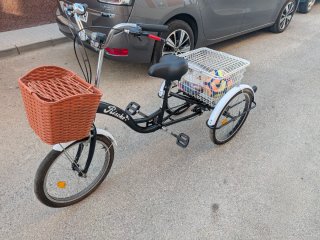 Triciclo con cesta delantera y trasera