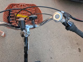 Triciclo con cesta delantera y trasera