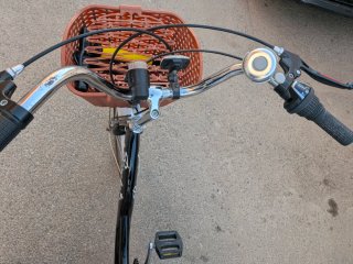 Triciclo con cesta delantera y trasera