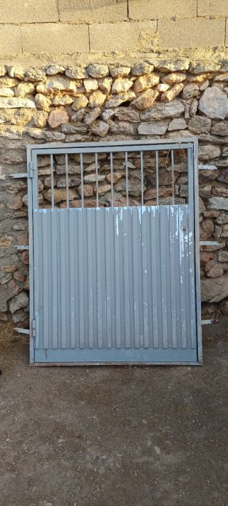 Puerta metálica gris