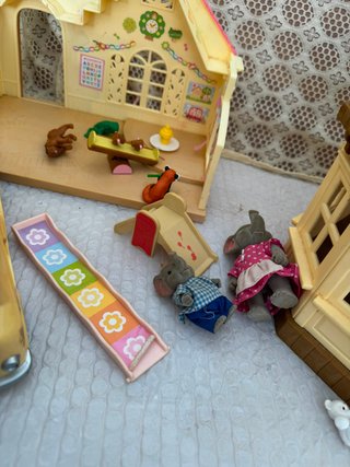 Lote Sylvanian: Casa con luz, guardería y autobús