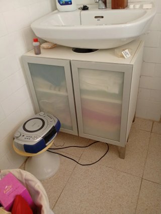 Mueble de baño gris y blanco