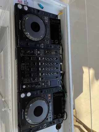 2 CDJ-2000 Nexus y 1 DJM-900 Nexus
