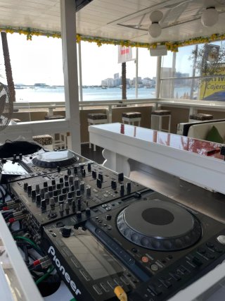2 CDJ-2000 Nexus y 1 DJM-900 Nexus