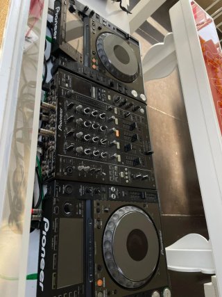 2 CDJ-2000 Nexus y 1 DJM-900 Nexus