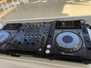 2 CDJ-2000 Nexus y 1 DJM-900 Nexus