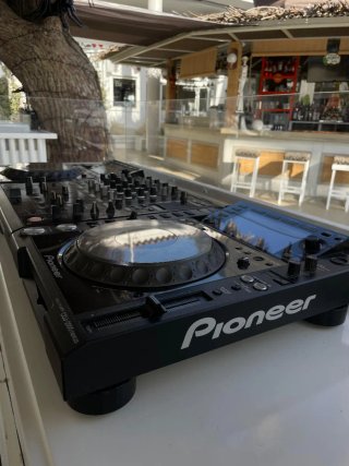 2 CDJ-2000 Nexus y 1 DJM-900 Nexus