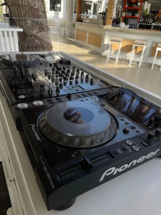 2 CDJ-2000 Nexus y 1 DJM-900 Nexus