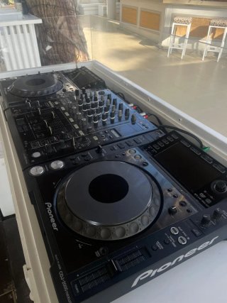2 CDJ-2000 Nexus y 1 DJM-900 Nexus