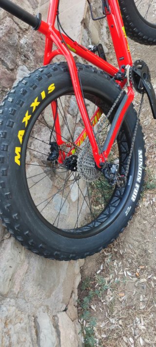 Bicicleta Fat Bike Roja Specialized