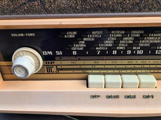 Radio antigua a válvulas Marconi UM-2102, funciona