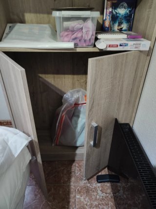 Escritorio y armario de madera