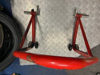 Caballete moto rojo