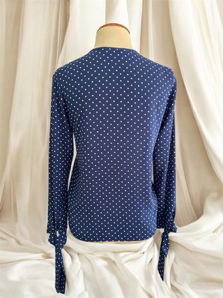 Blusa azul con lunares blancos nueva