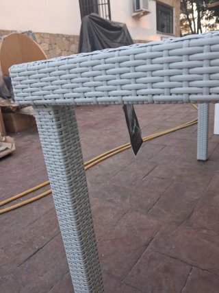 Mesa de jardín ratán y cristal gris