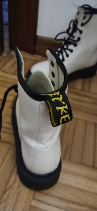 Botas militares blancas cordones negros