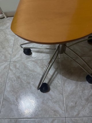 Silla naranja de madera y metal