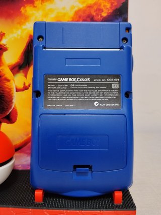 Game Boy Color con expositor iluminado pokemon