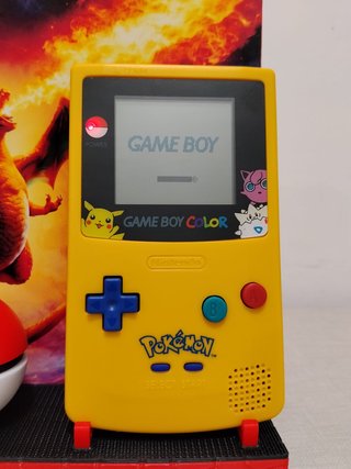 Game Boy Color con expositor iluminado pokemon