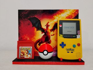 Game Boy Color con expositor iluminado pokemon