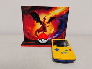 Game Boy Color con expositor iluminado pokemon